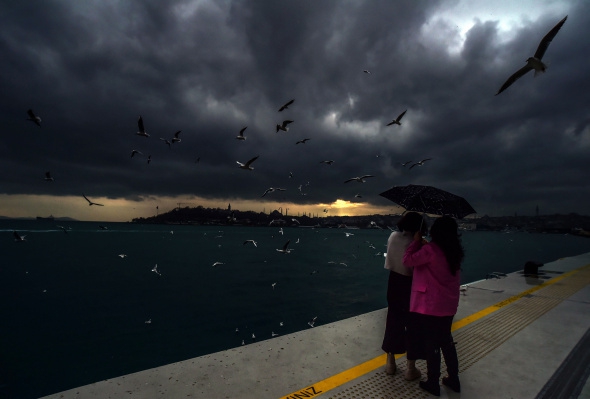 Kar yağışı öncesi İstanbul'u kara bulutlar kapladı