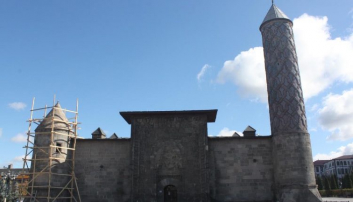 Karanlık Kümbet ve Yakutiye Medresesinde Restorasyon çalışmalarına başlandı