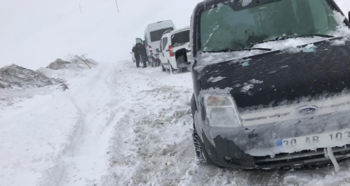 Karayoluna çığ düştü! Onlarca araç ve yolcu bölgede mahsur kaldı