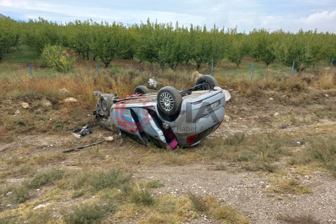 Kaygan yolda üç araç birbirine girdi: 6 yaralı