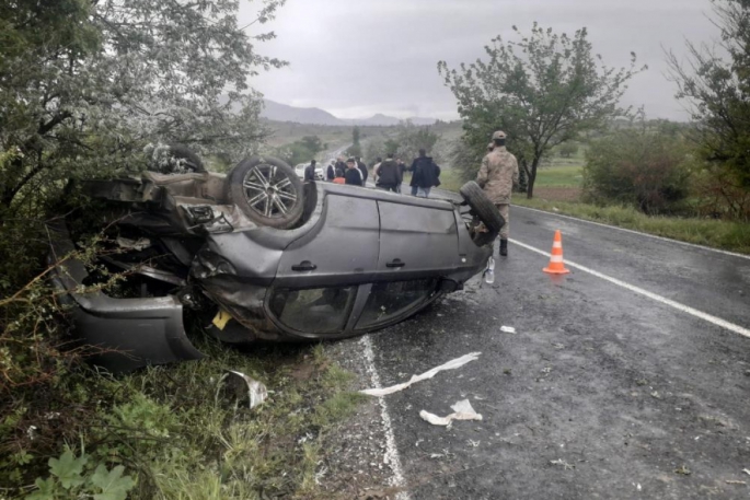 Kayganlaşan yolda kontrolden çıkan otomobil takla attı: 4 yaralı