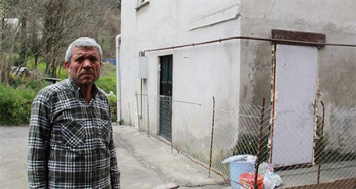Komşusuna kızdı kapısına tel örgü çekti