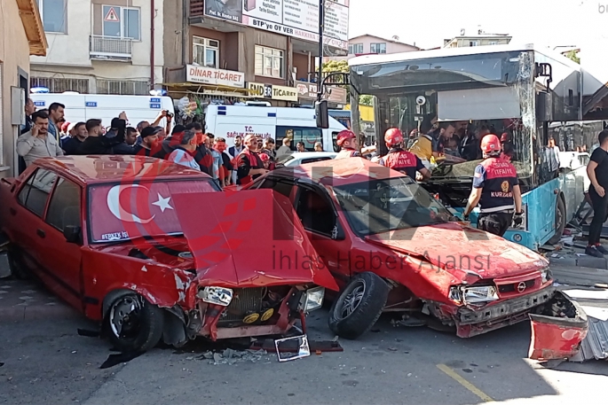 Kontrolden çıkan halk otobüsü ortalığı savaş alanına çevirdi