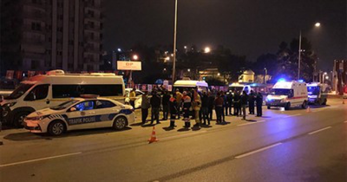 Kontrolden çıkan otomobil minibüslere çarptı: 2 ölü