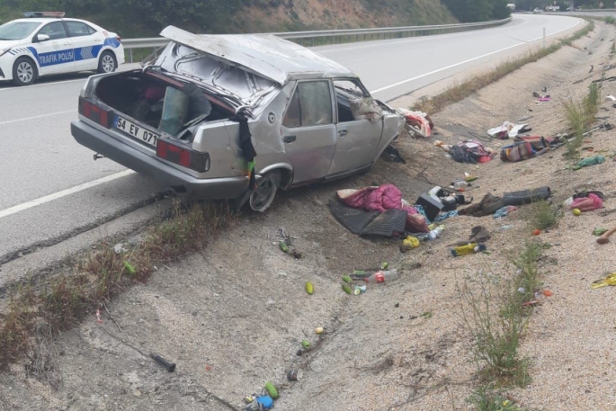 Kontrolden çıkan otomobil takla atıp refüje devrildi: 3'ü çocuk 5 yaralı