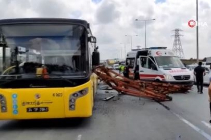 Korkunç kaza! Düşen demirler İETT otobüsüne saplandı