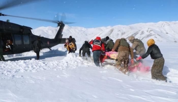 Köylerde mahsur kalan 194 hasta kar üstü araçlarla kurtarıldı