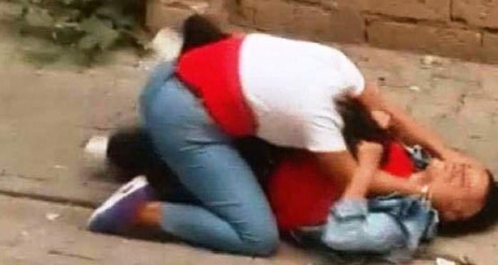 Liseli kızlar sokak ortasında kavga etti
