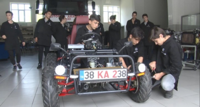 Liseliler 1 saatlik şarj ile 150 kilometre giden elektrikli araba yaptı