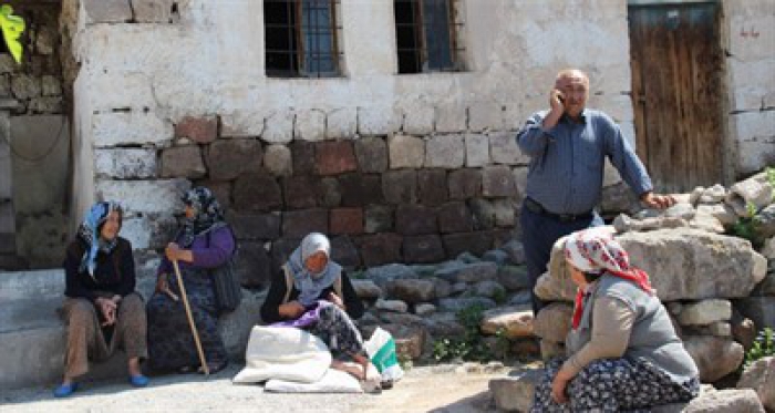 Mahalleli şaşkın! Bir günde 5 kez sallandı