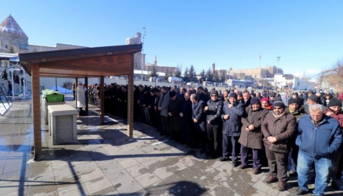 Mehmet Eşref Ağgül Hocaefendi’nin eşi toprağa verildi