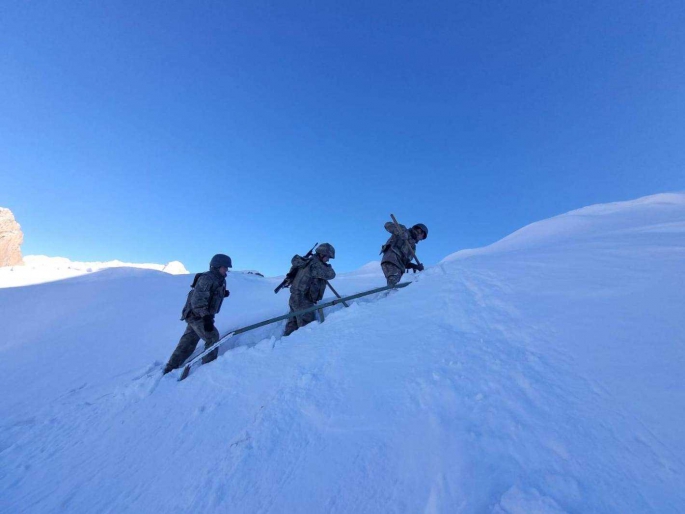 Mehmetçik'ten Eksi 20 Derece ve 4,5 Metre Kar Altında Vatan Nöbeti