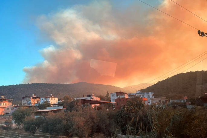 Mersin'deki orman yangını sürüyor: 30 ev tedbiren boşaltıldı