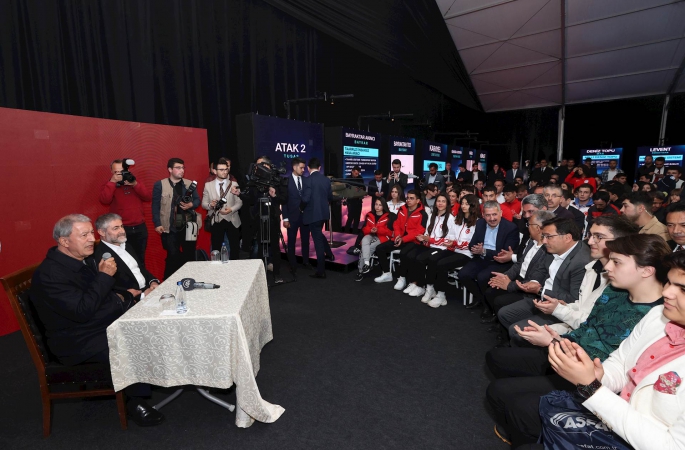Millî Savunma Bakanı Hulusi Akar ile Hazine ve Maliye Bakanı Nurettin Nebati, Kayseri’de Başarılı Öğrencilerle MSB Dijital Gösterim Merkezinde Bir Araya Geldi