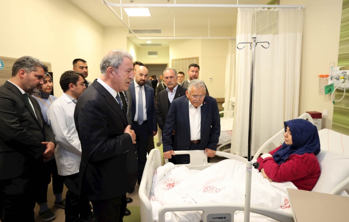 Millî Savunma Bakanı Hulusi Akar, Kayseri Şehir Hastanesinde Tedavi Gören Depremzede Hastaları Ziyaret Etti