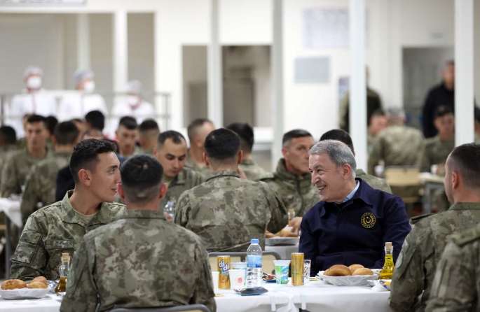 Millî Savunma Bakanı Hulusi Akar ve Beraberindeki TSK Komuta Kademesi, Yılın Son Akşam Yemeğini Sınır Hattındaki Mehmetçiklerle Yedi