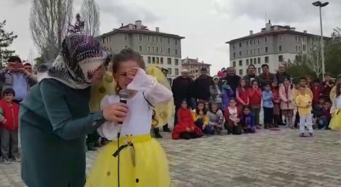 Minik öğrenci İstiklal Marşı’nı okurken heyecandan hıçkırıklara boğuldu