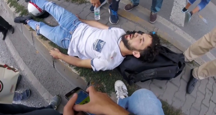 Motosikletli genç virajı alamayınca…