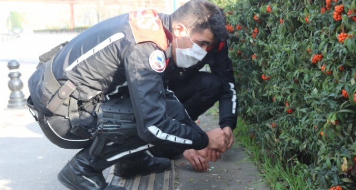 Nefes kesen kovalamacada polis yoldan tek tek uyuşturucu topladı