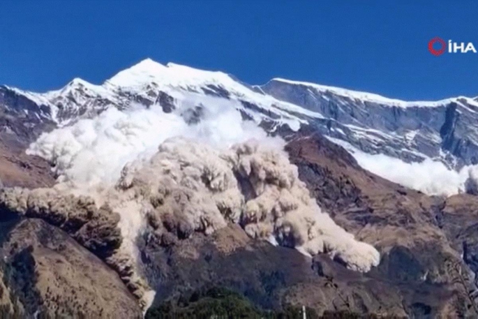 Nepal'de ortaokula çığ düştü: 11 yaralı