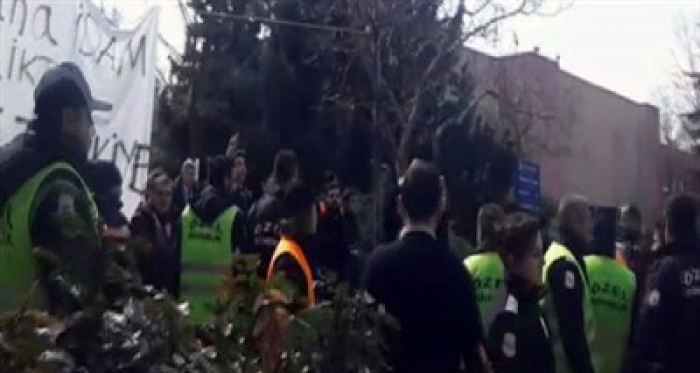 “Öcalan'a idam” pankartı asan öğrencilere saldırı!