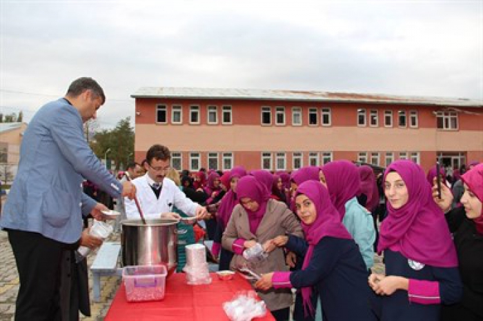 Öğretmenler öğrencilerine Aşure yaptılar