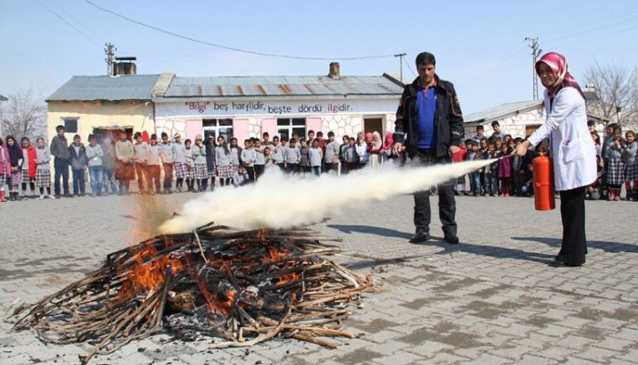 Öğretmenleri ile birlikte yangına müdahaleyi öğreniyorlar