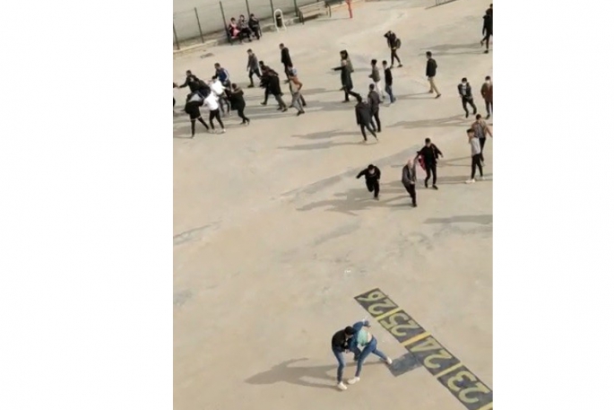 Okul bahçesi savaş alanına döndü! Öğrencilerin bıçaklı kavgası kamerada görüntülendi