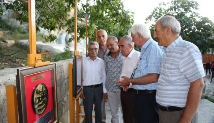Oltu taşının tozundan yaptığı hediyelik eşyaları sergiledi 