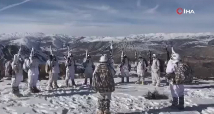 Operasyondaki Mehmetçik’ten karlı dağlarda Komando Marşı