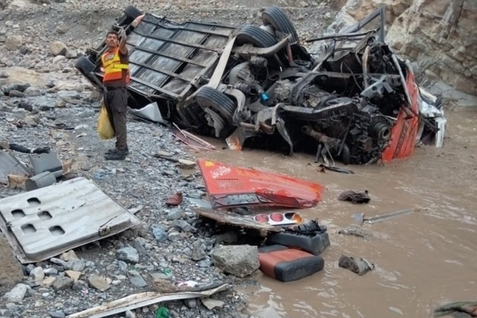 Otobüs vadiye uçtu: 19 ölü, 12 yaralı