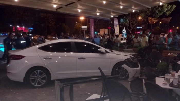 Otomobil kafeye daldı: 1’i ağır 3 yaralı