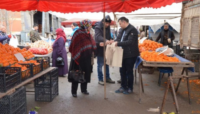 Palandöken Belediyesince pazarda vatandaşlara bez çanta dağıtıldı 