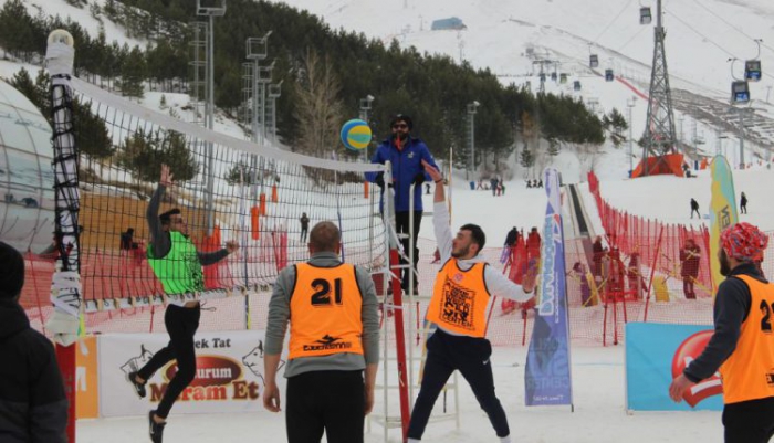 Palandöken’de kar voleybolu heyecanı