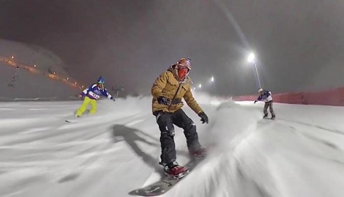 Palandöken Kayak Merkezi’nde snowboardçuların gece kayağı gösterisi nefes kesti
