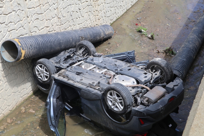 Park halindeki araca çarpan otomobil dereye uçtu: 2 yaralı