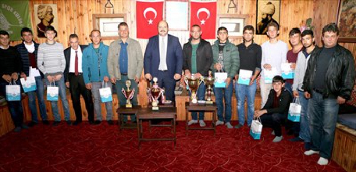Şampiyon ciritçilere Başkan Orhan’dan destek…