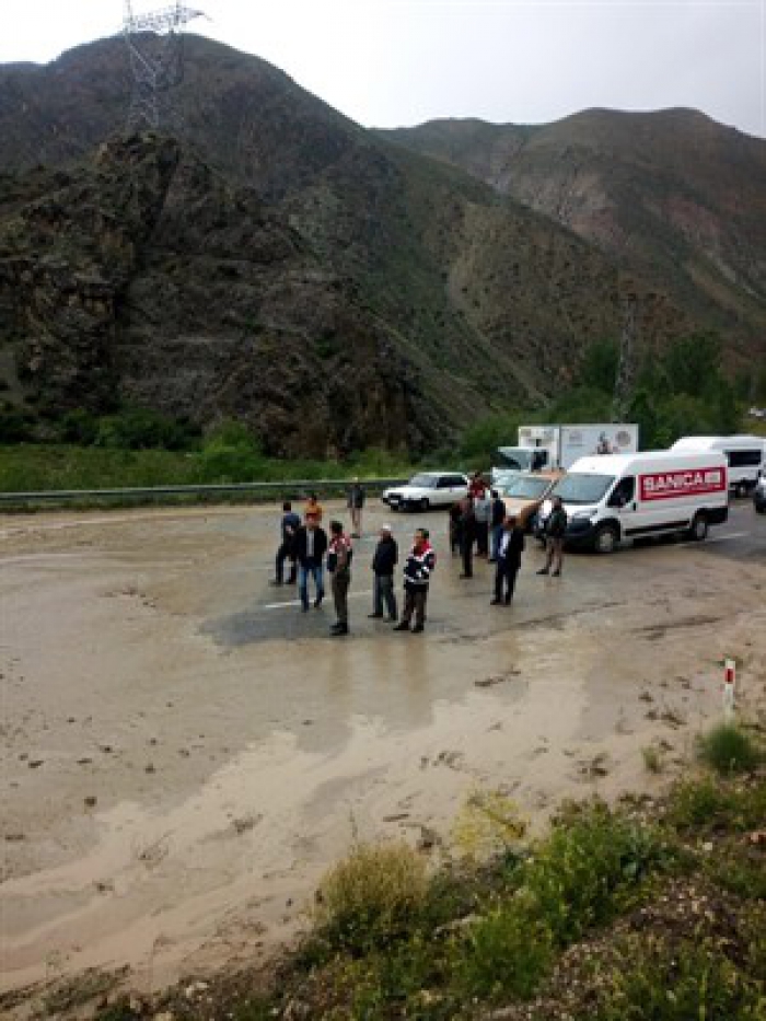 Sel Erzurum Tortum-Artvin-Oltu karayolunu trafiğe kapattı