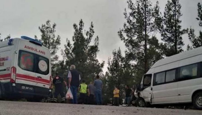 Servis aracı ile otomobil çarpıştı: 8 yaralı