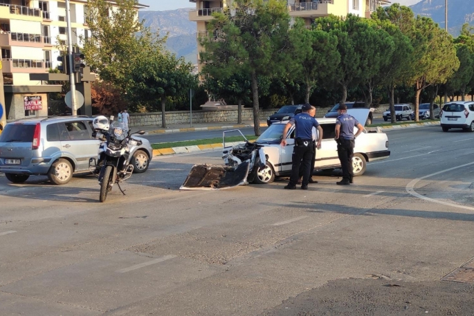 Sivil polis aracı otomobille çarpıştı: 1'i ağır 8 yaralı