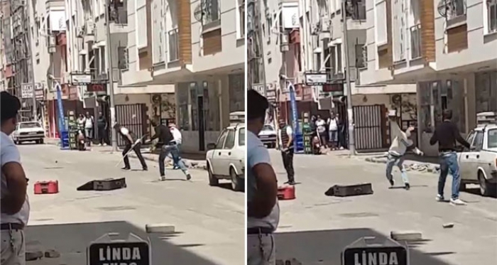 Sokak ortasında bavullu, kaldırım taşlı, sopalı kavga