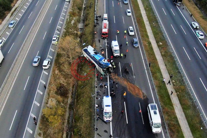 TEM'de feci kaza: 3 ölü, 16 yaralı