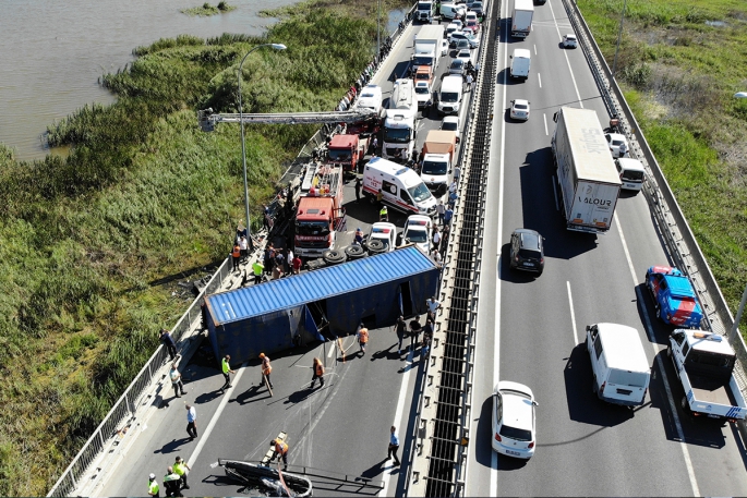 TEM'de feci kaza, TIR devrildi sürücü kupa ile göl havzasına uçtu