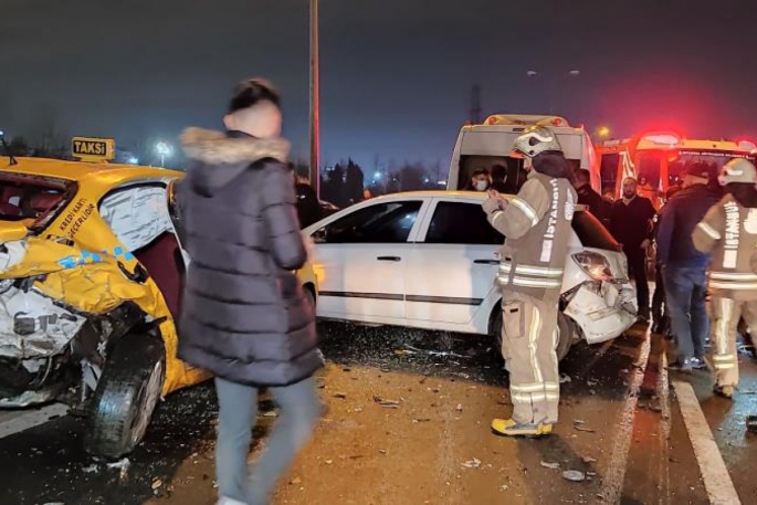 TEM Otoyolu'nda meydana gelen iki kazada 7 araç birbirine girdi: 4 yaralı