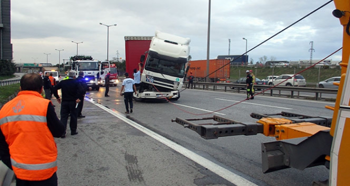 TEM otoyolunda tır ile yolcu otobüsü çarpıştı: 1 ağır 15 yaralı