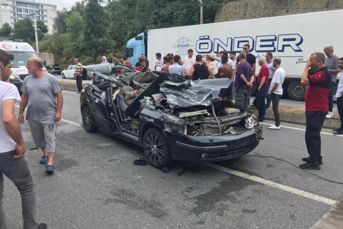 Tıra arkadan çarpan otomobilin tavanı kağıt gibi yırtıldı: 3'ü çocuk, 6 yaralı