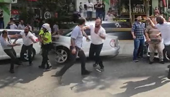 Trafikte tekmeli, sopalı yol verme kavgası