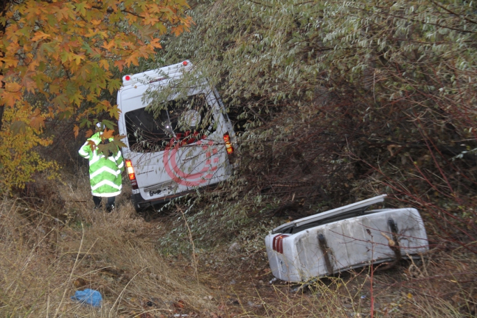 Tur minibüsü şarampole uçtu: 20 yaralı