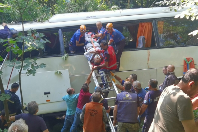 Tur otobüsü şarampole uçtu: 5 ölü, 35 yaralı