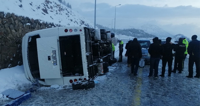 Turistleri taşıyan midibüs devrildi: 25 yaralı